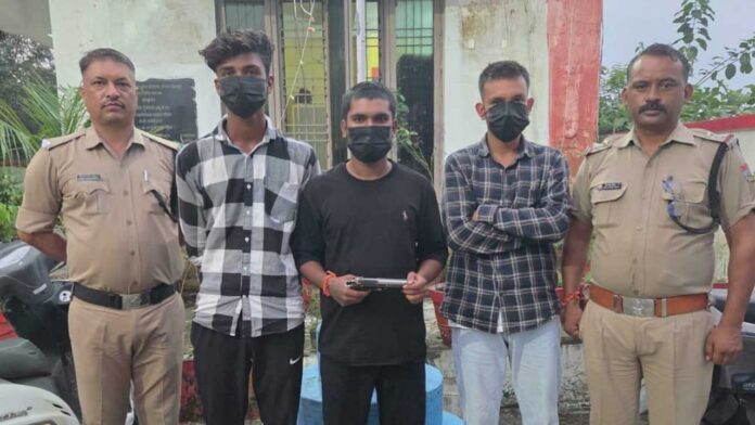 सोशल मीडिया पर वायरल वीडियो ने 3 युवको को पहुंचाया पुलिस हिरासत में