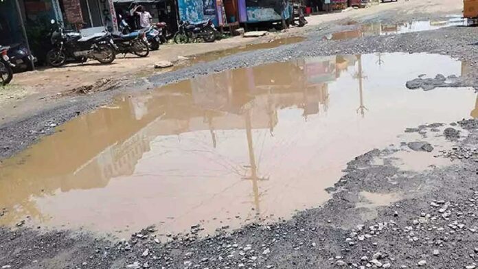 खस्ताहाल भारतीय सड़कें और अवैध निर्माण – अर्थव्यवस्था को पहुँच रहा भारी नुकसान