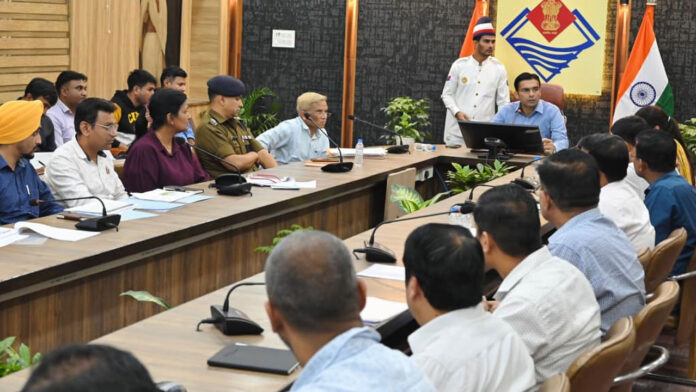 मानकों का उल्लंघन करने वालों पर होगी एफआईआर : डीएम