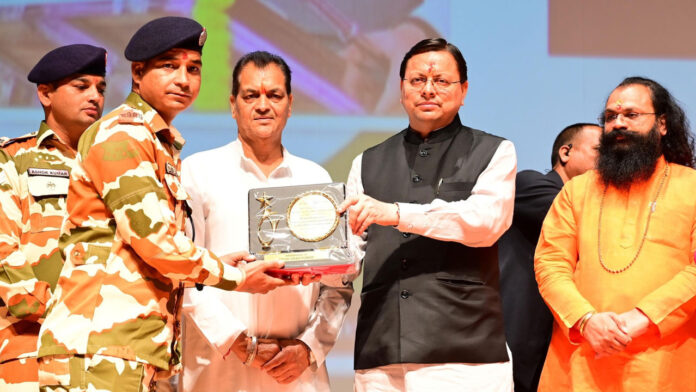 सीएम ने आपदा में सहयोग करने वाले कर्मियों को किया सम्मानित