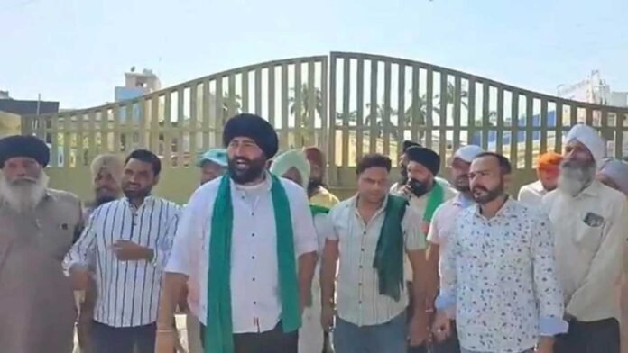 किसानों ने मंडी गेट पर जड़ा ताला किसानों ने मंडी गेट पर जड़ा ताला