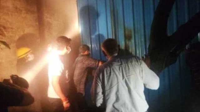 फैक्टरी में लगी आग, लाखों का सामान खाक फैक्टरी में लगी आग, लाखों का सामान खाक