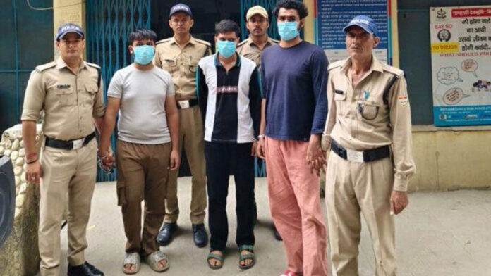 सस्ते आईफोन बेचने के नाम पर ठगी करने के तीन आरोपी गिरफ्तार