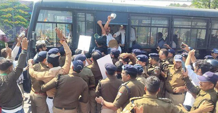 कृषि मंत्री के आवास कूच करने जा रहे पर्वतीय किसान गिरफ्तार कृषि मंत्री के आवास कूच करने जा रहे पर्वतीय किसान गिरफ्तार