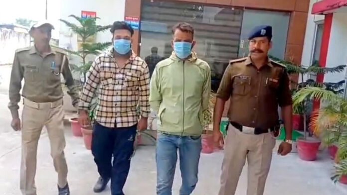 प्रतिबंधित मांस होने के शक में वाहन चालक से मारपीट के दो आरोपी गिरफ्तार प्रतिबंधित मांस होने के शक में वाहन चालक से मारपीट के दो आरोपी गिरफ्तार