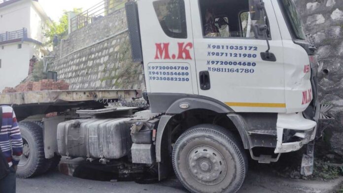 बद्रीनाथ हाईवे पर नशे में धुत्त ट्रोला चालक ने कुचले वाहन