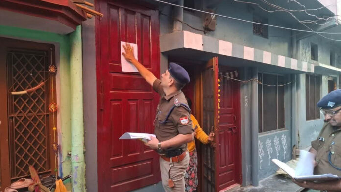 भाजपा पूर्व मंडल अध्यक्ष समेत 3 लोगों को सरेंडर करने के आदेश, घरों पर नोटिस चस्पा भाजपा पूर्व मंडल अध्यक्ष समेत 3 लोगों को सरेंडर करने के आदेश, घरों पर नोटिस चस्पा