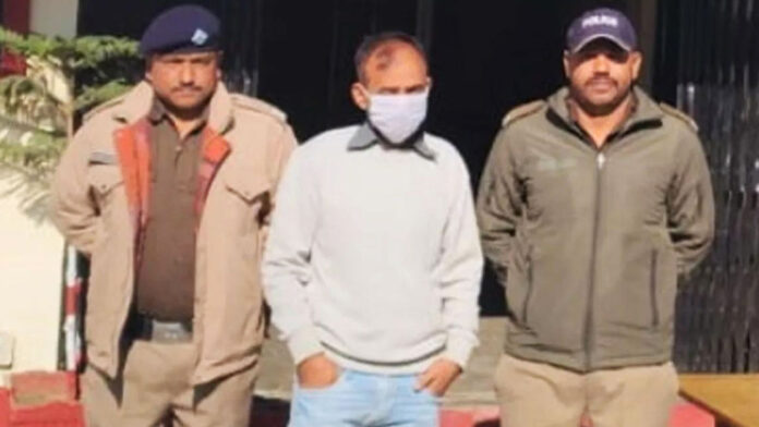 लाखों ठगी करने का आरोपी प्राइमरी शिक्षक गिरफ्तार लाखों ठगी करने का आरोपी प्राइमरी शिक्षक गिरफ्तार