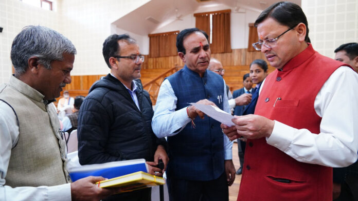 मुख्यमंत्री धामी ने जनता मिलन कार्यक्रम में सुनी जन समस्याएं मुख्यमंत्री धामी ने जनता मिलन कार्यक्रम में सुनी जन समस्याएं