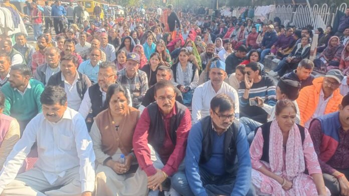 सैनिक कल्याण मंत्री से वार्ता विफल, उपनल कर्मियों का धरना जारी सैनिक कल्याण मंत्री से वार्ता विफल, उपनल कर्मियों का धरना जारी