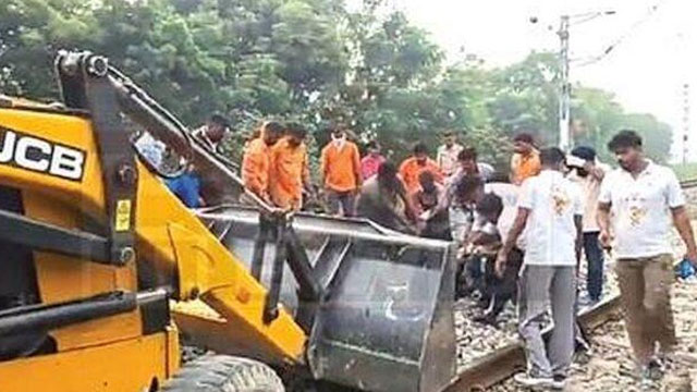 ट्रेन की चपेट में आने से आधा दर्जन गौवंश की मौत ट्रेन की चपेट में आने से आधा दर्जन गौवंश की मौत