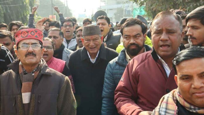 भाजपा प्रदेश मुख्यालय के बाहर गरजे पूर्व सीएम हरदा भाजपा प्रदेश मुख्यालय के बाहर गरजे पूर्व सीएम हरदा