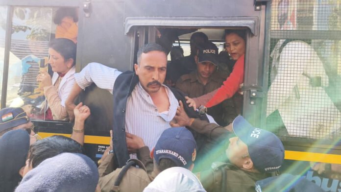 सीएम आवास कूच करते बेरोजगार नर्सिंग अधिकारियों का पुलिस के साथ धक्का-मुक्की सीएम आवास कूच करते बेरोजगार नर्सिंग अधिकारियों का पुलिस के साथ धक्का-मुक्की