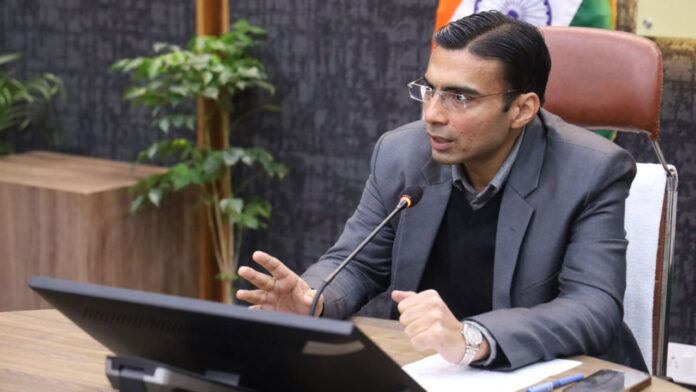 डीएम का बड़ा एक्शन, एक झटके में 827 शस्त्र धारकों के लाइसेंस निरस्त डीएम का बड़ा एक्शन, एक झटके में 827 शस्त्र धारकों के लाइसेंस निरस्त