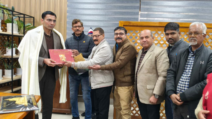 डीएम को उत्कृष्ट सेवा कार्यों के लिए जर्नलिस्ट यूनियन ने किया सम्मानित डीएम को उत्कृष्ट सेवा कार्यों के लिए जर्नलिस्ट यूनियन ने किया सम्मानित