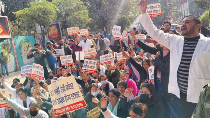 नर्सिंग बेरोजगारों ने किया सीएम आवास कूच, गिरफ्तार नर्सिंग बेरोजगारों ने किया सीएम आवास कूच, गिरफ्तार