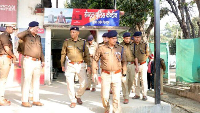 जनपद की पहली परेड में कड़े तेवरों में दिखे पुलिस कप्तान