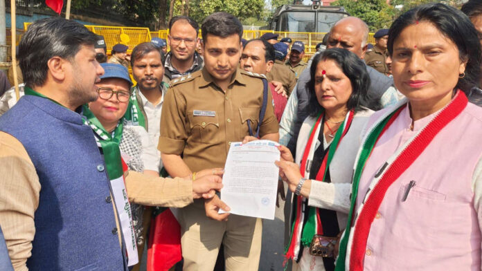 यूकेडी ने किया पुलिस मुख्यालय का घेराव