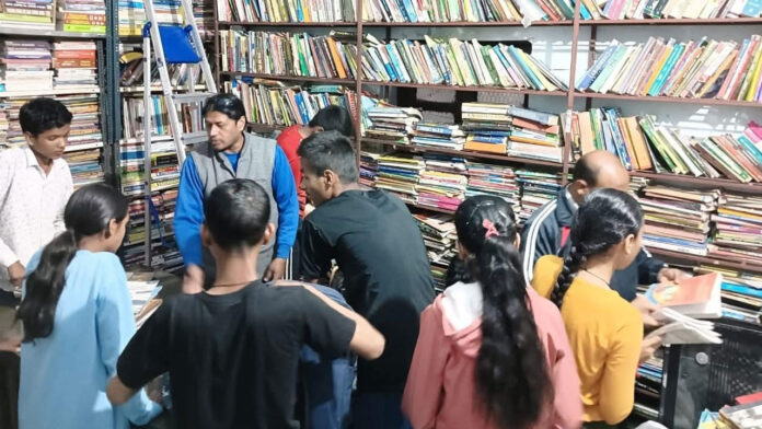 महंगी होती शिक्षा में अभिभावकों का पालनहार बना बुक बैंक महंगी होती शिक्षा में अभिभावकों का पालनहार बना बुक बैंक