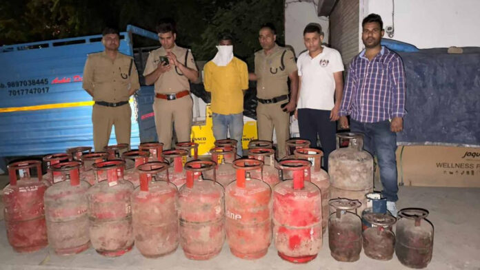 डीएम के निर्देश पर अवैध गैस कारोबार पर बड़ी कार्रवाई डीएम के निर्देश पर अवैध गैस कारोबार पर बड़ी कार्रवाई