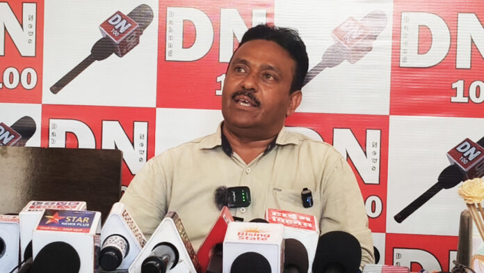 पत्रकार ने लगाया जान से मारने की धमकी देने का आरोप पत्रकार ने लगाया जान से मारने की धमकी देने का आरोप