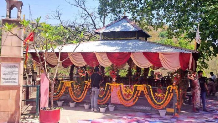 संवेदनशील जोन में मंत्री खजान दास के बेटे के विवाह समारोह पर उठे सवाल संवेदनशील जोन में मंत्री खजान दास के बेटे के विवाह समारोह पर उठे सवाल