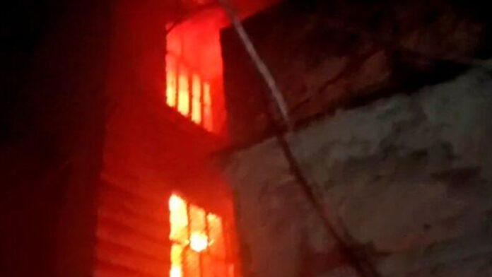 गिफ्ट सेंटर के गोदाम में लगी भीषण आग, भारी नुकसान की आशंका गिफ्ट सेंटर के गोदाम में लगी भीषण आग, भारी नुकसान की आशंका