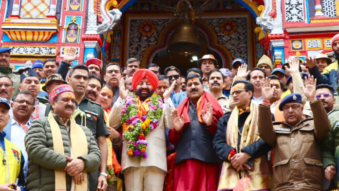 श्री केदारनाथ धाम पहुंचे राज्यपाल, श्रद्धालुओं से किया संवाद
