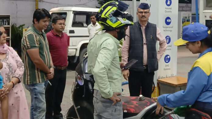 पेट्रोल व डीजल का पर्याप्त है स्टॉक : जिला पूर्ति अधिकारी पेट्रोल व डीजल का पर्याप्त है स्टॉक : जिला पूर्ति अधिकारी