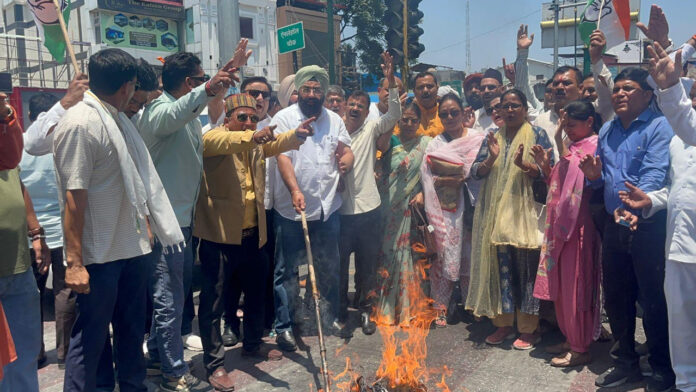 पेट्रोल-डीजल कीमतों में बढ़ोतरी पर कांग्रेस का हल्ला बोल