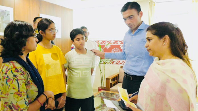 कैंसर पीड़ित को आर्थिक सहायता और बच्चों की शिक्षा में मिला सहारा