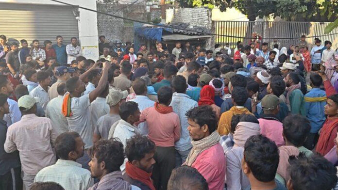 तेज रफ्तार डंपर ने श्रमिक को कुचला, गुस्साए लोगों का हंगामा