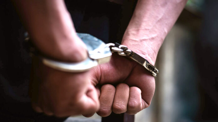लिफ्ट मांगने के बहाने बाइक लूटने वाले तीन गिरफ्तार लिफ्ट मांगने के बहाने बाइक लूटने वाले तीन गिरफ्तार