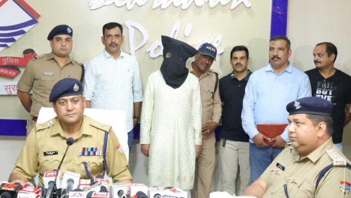 जादू टोने के नाम पर 65 तोला सोना ठगी करने वाले पाखंडी बाबा गिरफ्तार जादू टोने के नाम पर 65 तोला सोना ठगी करने वाले पाखंडी बाबा गिरफ्तार