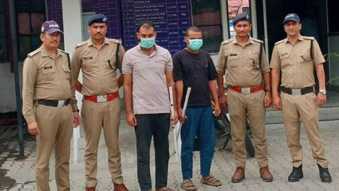 हत्या के मामले में फरार चल रहे दो ईनामी आरोपी गिरफ्तार