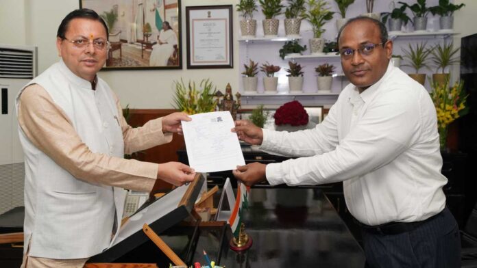 मुख्य निर्वाचन अधिकारी ने मुख्यमंत्री को सौंपा गणना फॉर्म