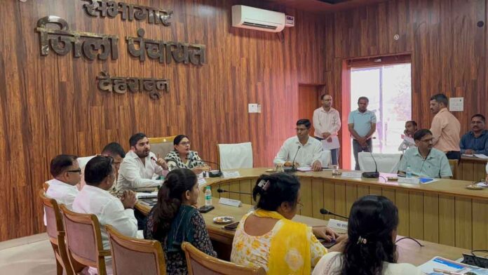 जनसमस्याओं को लेकर अधिकारियों को घेरा जनसमस्याओं को लेकर अधिकारियों को घेरा