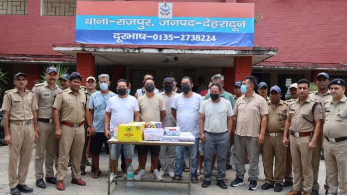 जुए के बड़े अड्डे का भंडाफोड़, 13 गिरफ्तार