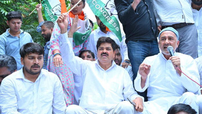 कांग्रेस ने भूमि घोटालों पर खोला मोर्चा, किया सचिवालय कूच कांग्रेस ने भूमि घोटालों पर खोला मोर्चा, किया सचिवालय कूच