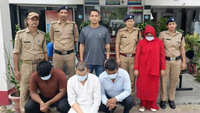 स्पा सेंटर की आड़ में चल रहे देह व्यापार का खुलासा, चार गिरफ्तार स्पा सेंटर की आड़ में चल रहे देह व्यापार का खुलासा, चार गिरफ्तार