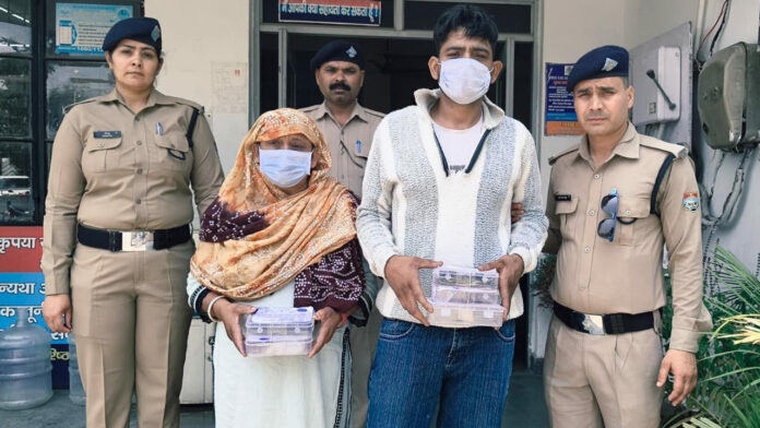 लाखों की स्मैक के साथ मां-बेटा गिरफ्तार लाखों की स्मैक के साथ मां-बेटा गिरफ्तार