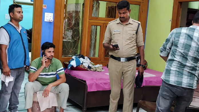 हरिद्वार जमीन घोटाले में आईएएस के घर विजिलेंस की छापेमारी हरिद्वार जमीन घोटाले में आईएएस के घर विजिलेंस की छापेमारी