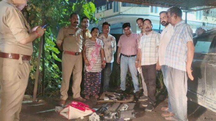 कार से हथियारों व कारतूसों का जखीरा बरामद, पति-पत्नी व देवर के खिलाफ मामला दर्ज
