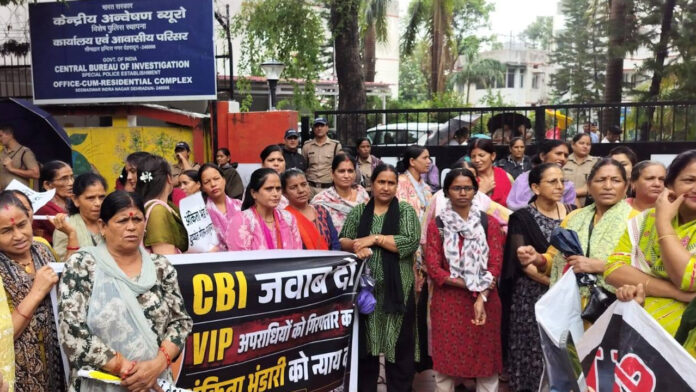 भारी बारिश के बीच महिलाओं ने सीबीआई कार्यालय घेरा