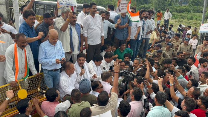 यूटीयू पेपर लीक पर कांग्रेस का हल्ला बोल