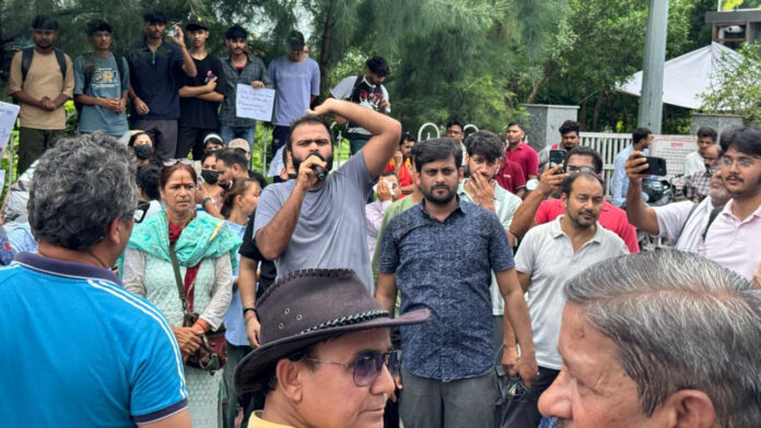 दिल्ली में लाठीचार्ज के खिलाफ देहरादून में प्रदर्शन