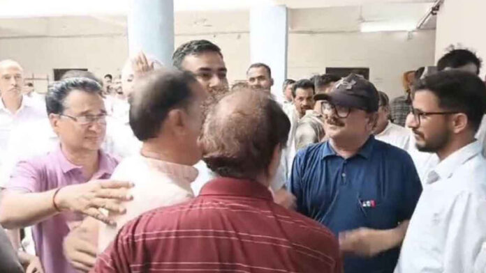 विजिलेंस टीम को तहसील परिसर में सारी रात बनाए रखा बंधक