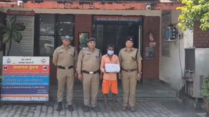 ठेले वाला निकला चोर, लाखों के जेवरात व नगदी के साथ गिरफ्तार ठेले वाला निकला चोर, लाखों के जेवरात व नगदी के साथ गिरफ्तार