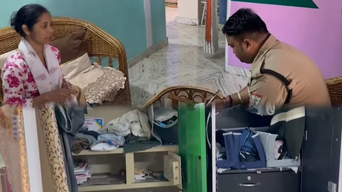 परिवार को बंधक बनाकर आभूषण और नकदी लूटी परिवार को बंधक बनाकर आभूषण और नकदी लूटी