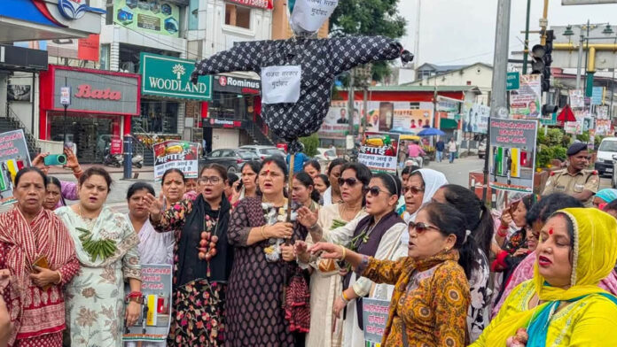 गले में प्याज की माला पहनकर महिला कांग्रेस ने किया प्रदर्शन, फूंका सरकार का पुतला गले में प्याज की माला पहनकर महिला कांग्रेस ने किया प्रदर्शन, फूंका सरकार का पुतला